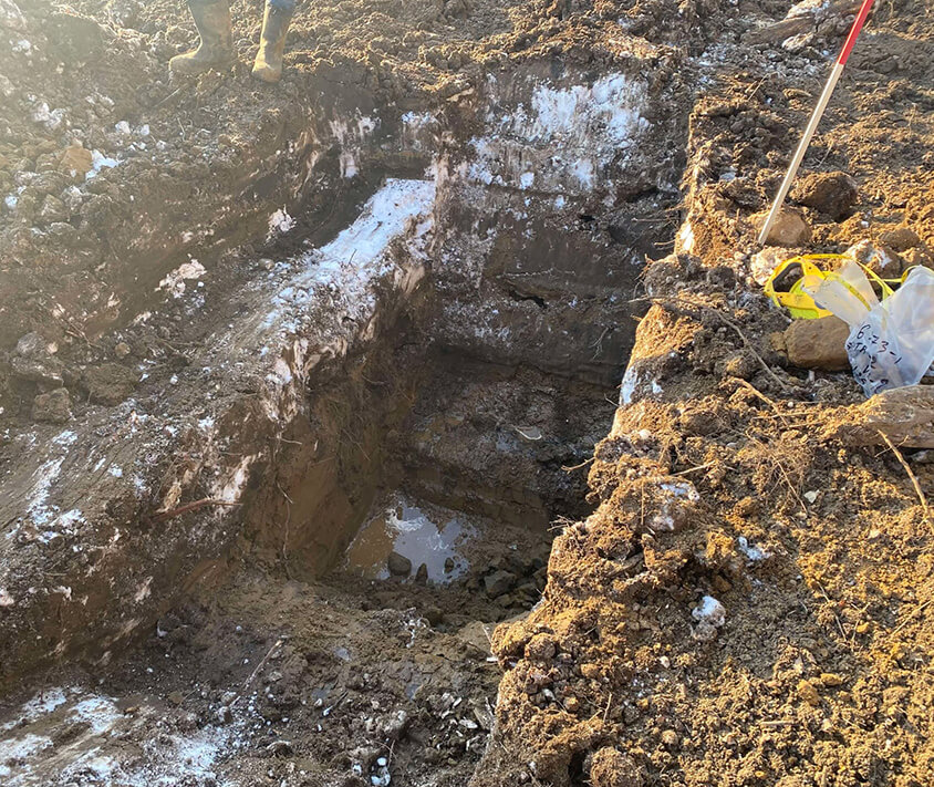 Excavation sécuritaire de sols contaminés – gestion environnementale Excavation de sol contaminé avec équipement professionnel en chantier environnemental