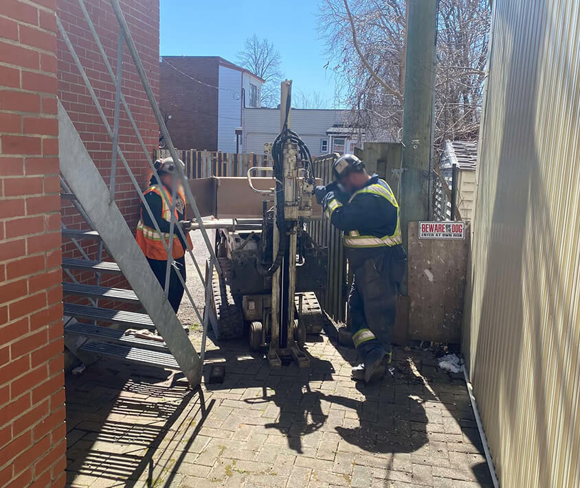 Inspection environnementale avant excavation de sol contaminé Consultant environnemental analysant un site de sol contaminé avant excavation